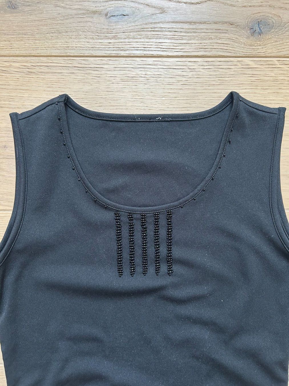 Top: Schwarzes Tanktop mit Perlen, Gr M – Usato da Richterswil venduto da sop_zwd9 1