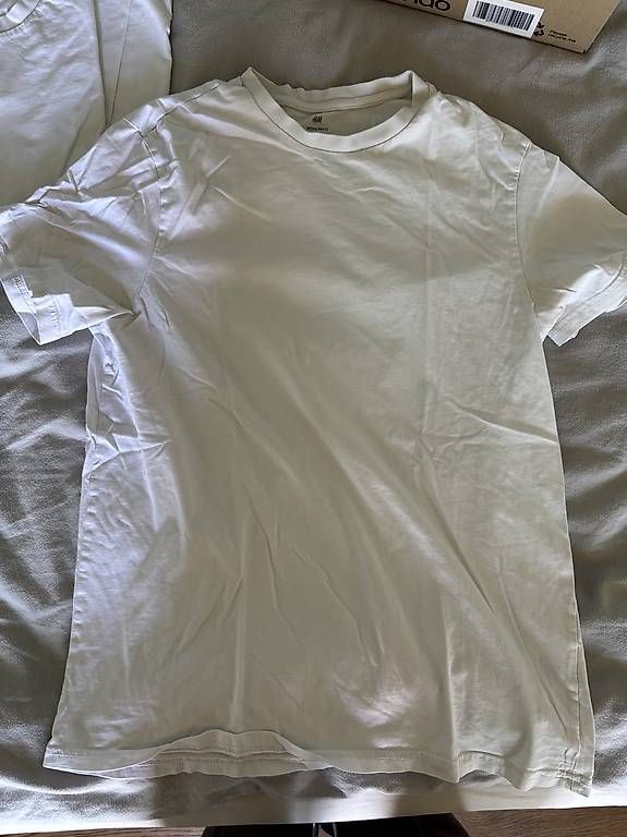 T-shirt: Gratis 2 H&M Tshirts Weiss im M – Usato da Nottwil venduto da jon_wg27 2
