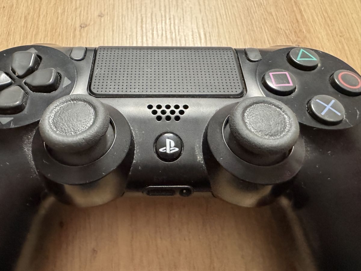 Sony Controller: Sony PlayStation 4 Controller PS4 schwarz gebraucht – Gebraucht aus Biberist von etesummer 1