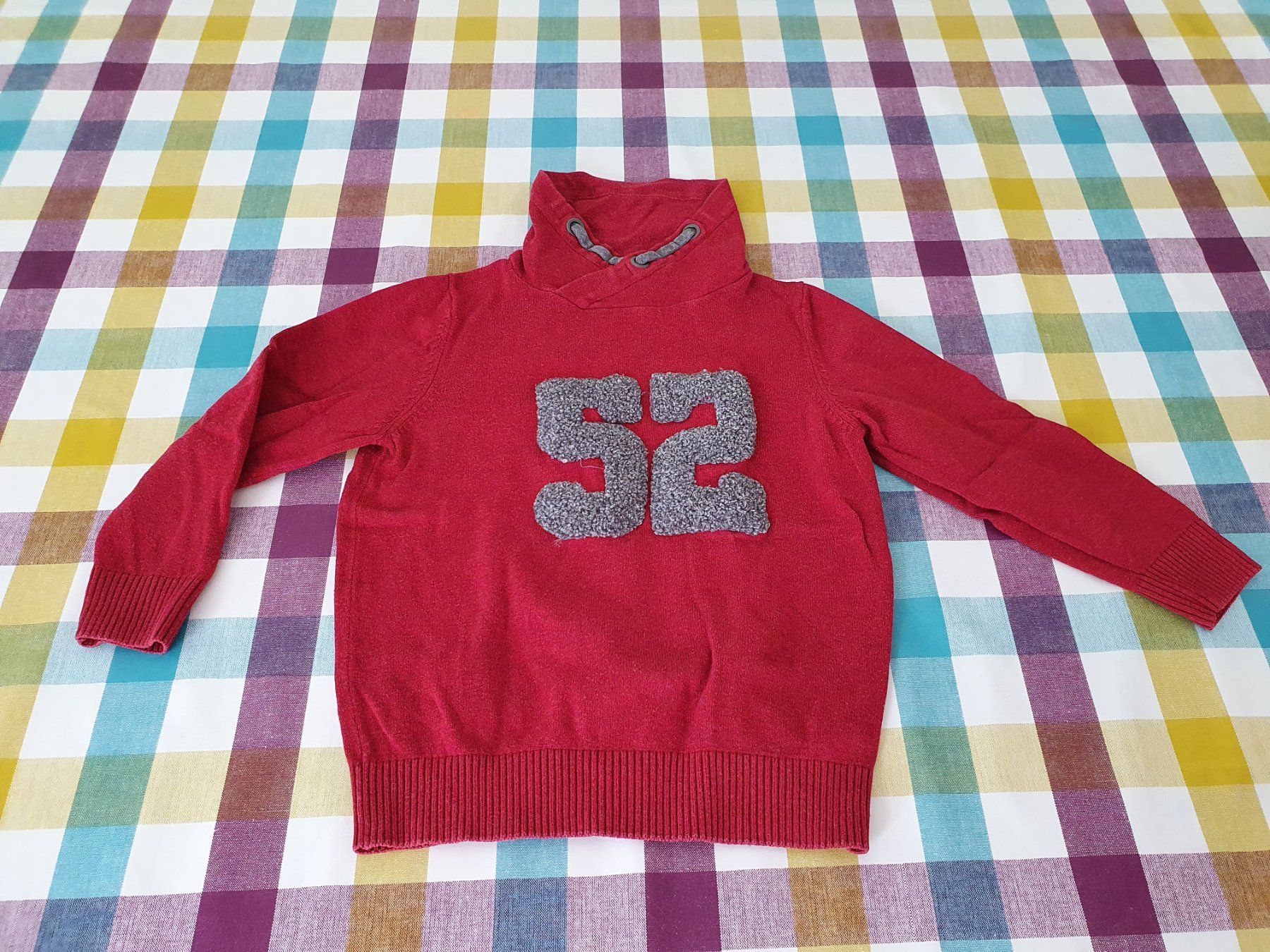 Maglioni & Felpe: Cooler Pullover mit Stehkragen - 110/116 - rot – Usato da Staufen venduto da Fleby84