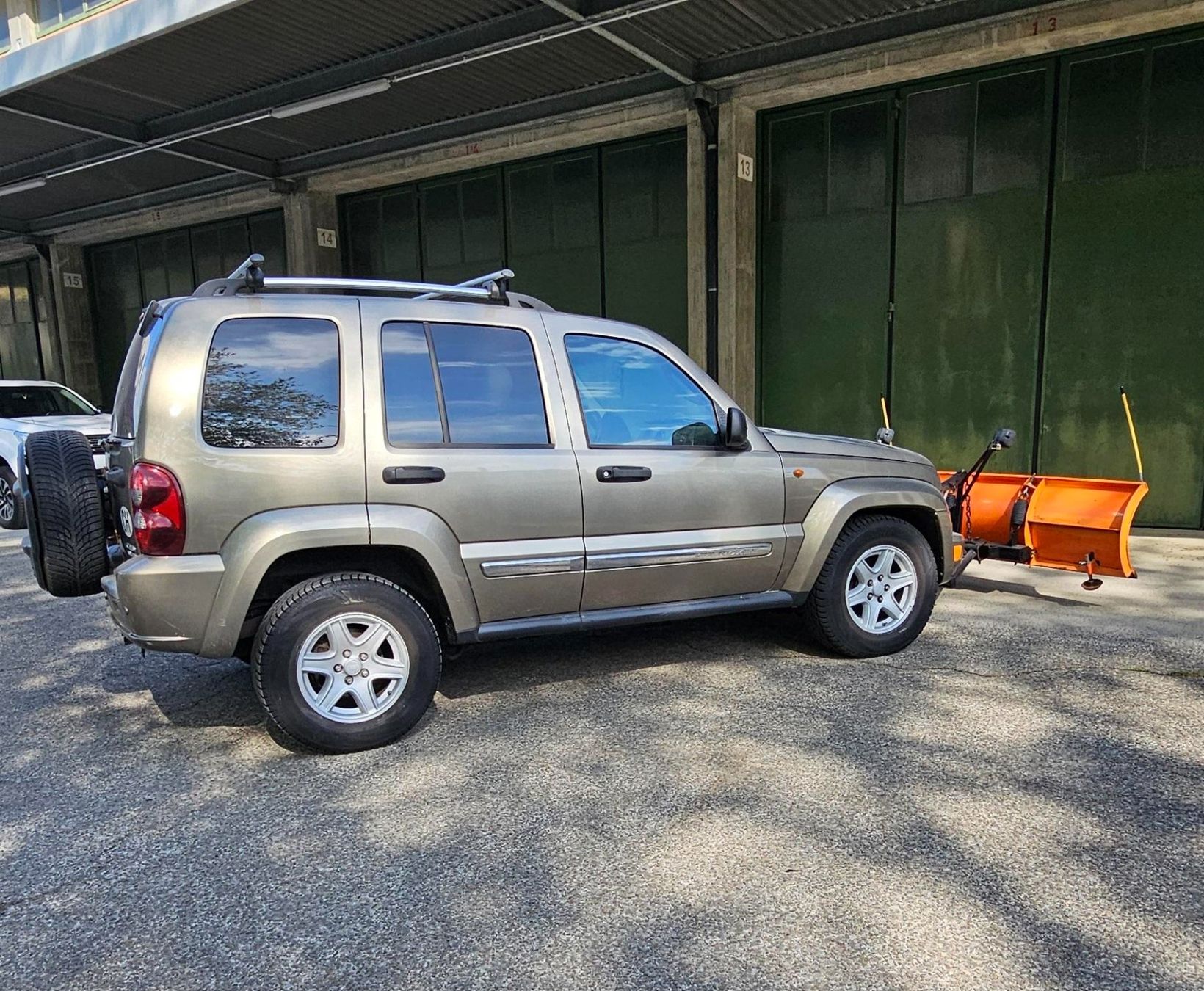 Sgombero neve: Jeep Cherokee 2.8 CRD mit Schneepflug – Usato da Staad SG venduto da Weizenahoi