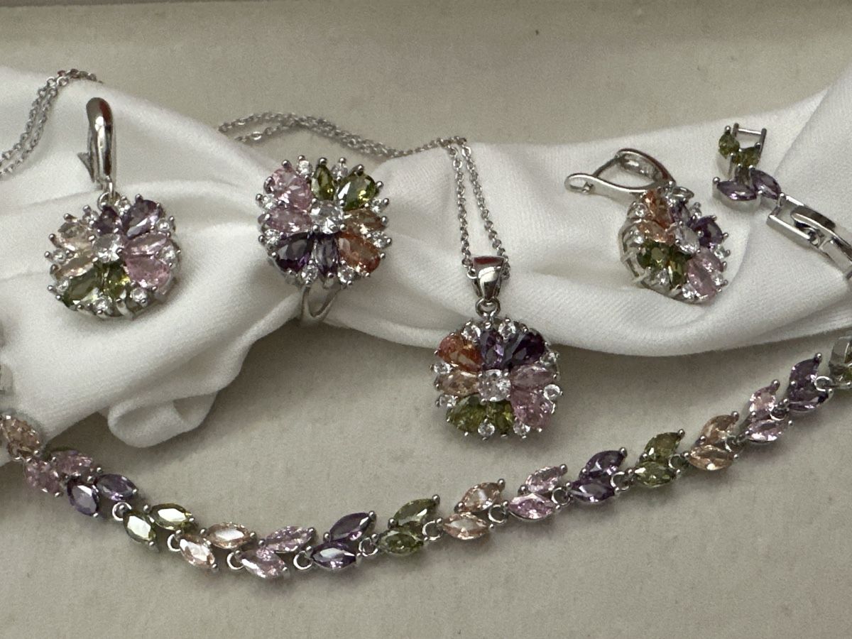 Sonstiger Schmuck: Ensemble bijoux s925 multi-pierres fleurs – Neu (gemäss Beschreibung) aus La Chaux-de-Fonds von Meliha2008