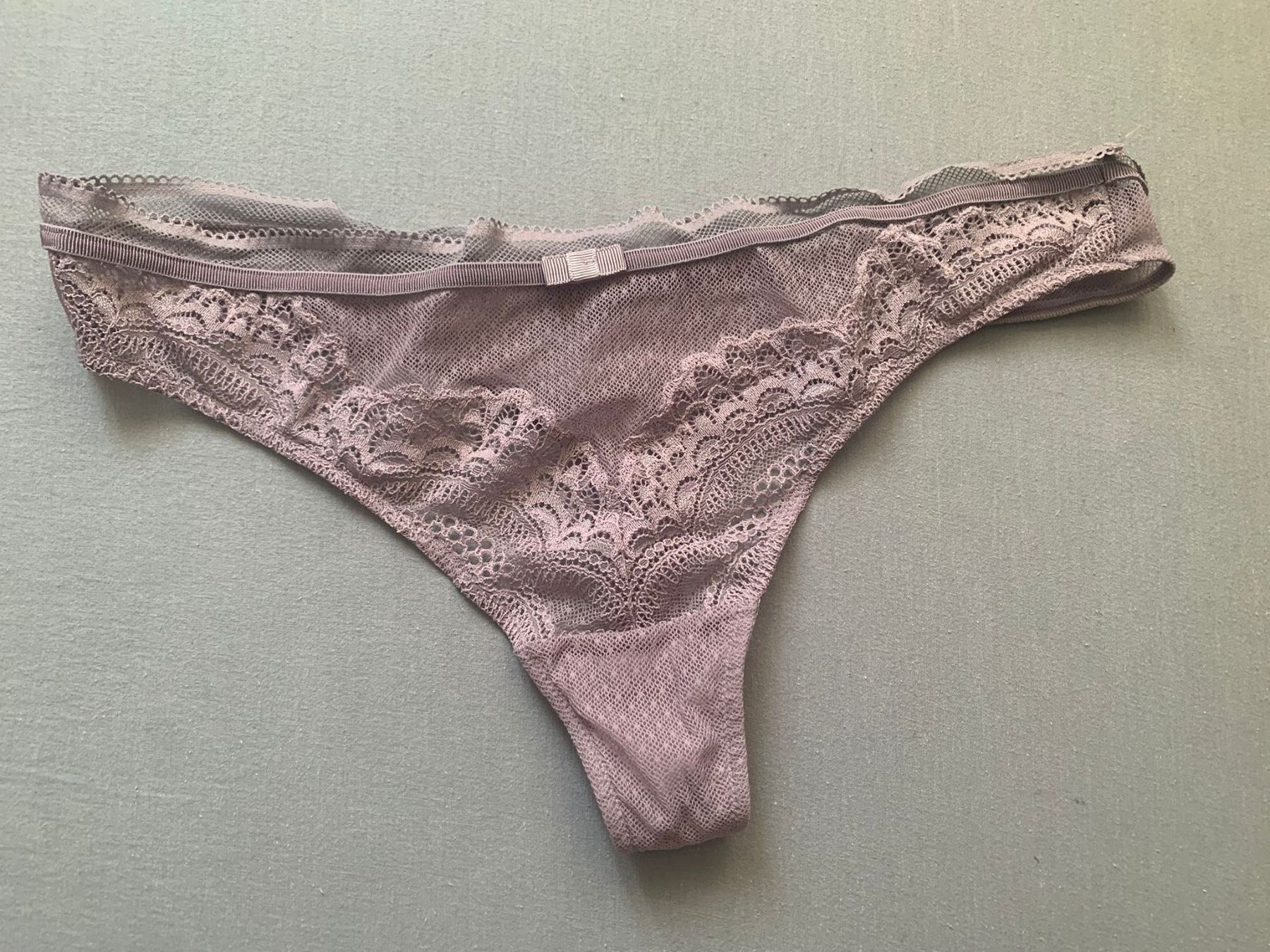 Triumph Altra biancheria intima: String Triumph neuf violet dentelle, taille 42 – Usato da Cortaillod venduto da ben_y6zr