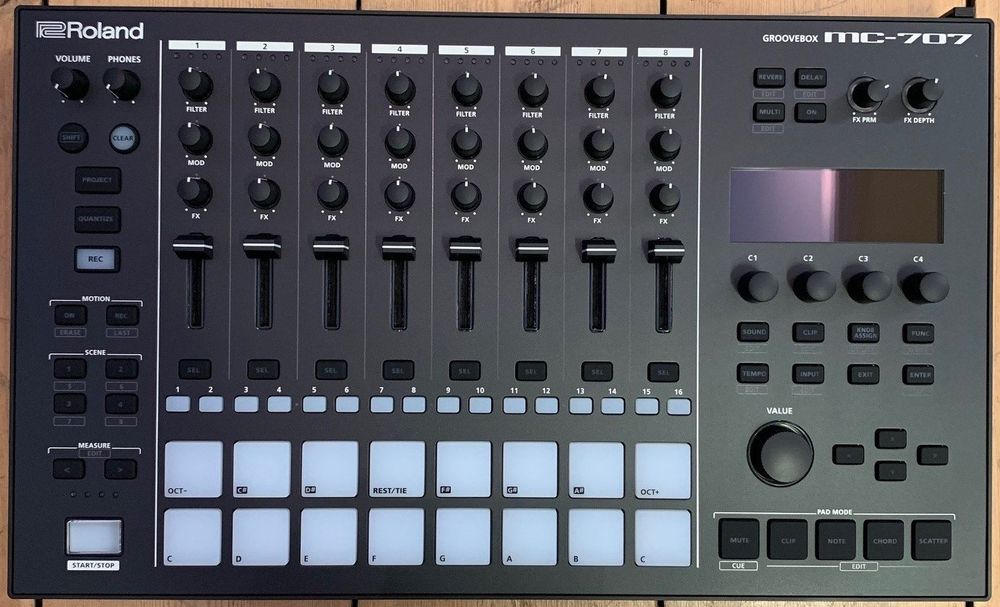 Roland MC-707 Groovebox (Neu (gemäss Beschreibung)) in Zürich für CHF ...