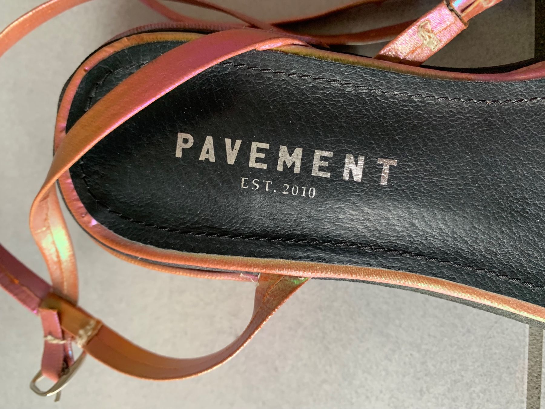 Scarpe da donna: Sandales en cuir irisé Pavement – Usato da Genève venduto da rez_c6c6 5