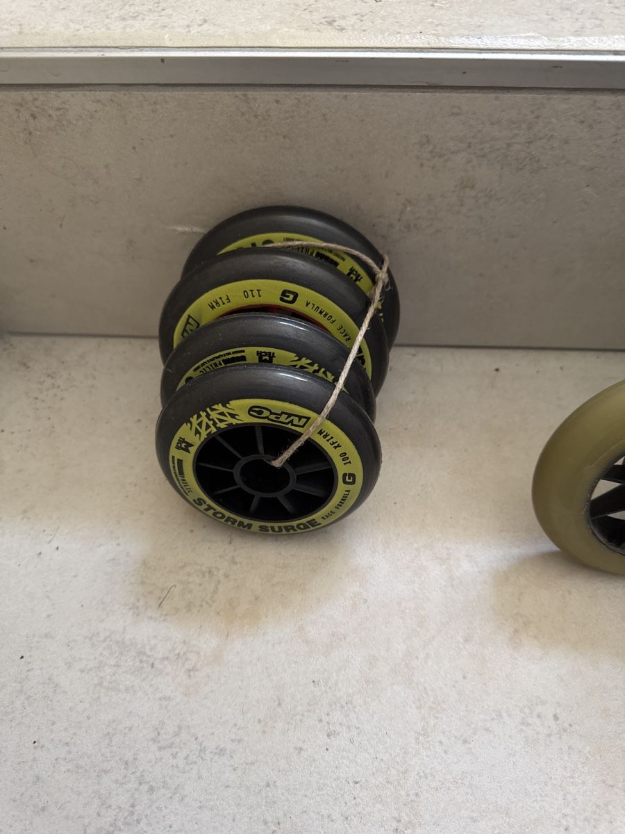 Pattini in linea & Pattini a rotelle: Rollerblade mit Zubehör – Usato da Schlierbach venduto da Lega1 8