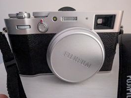 Digitalkamera Fujifilm X100V silber sehr guter Zustand
