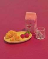 Erdbeermilch und Croissants für Puppenhaus/Puppenstube