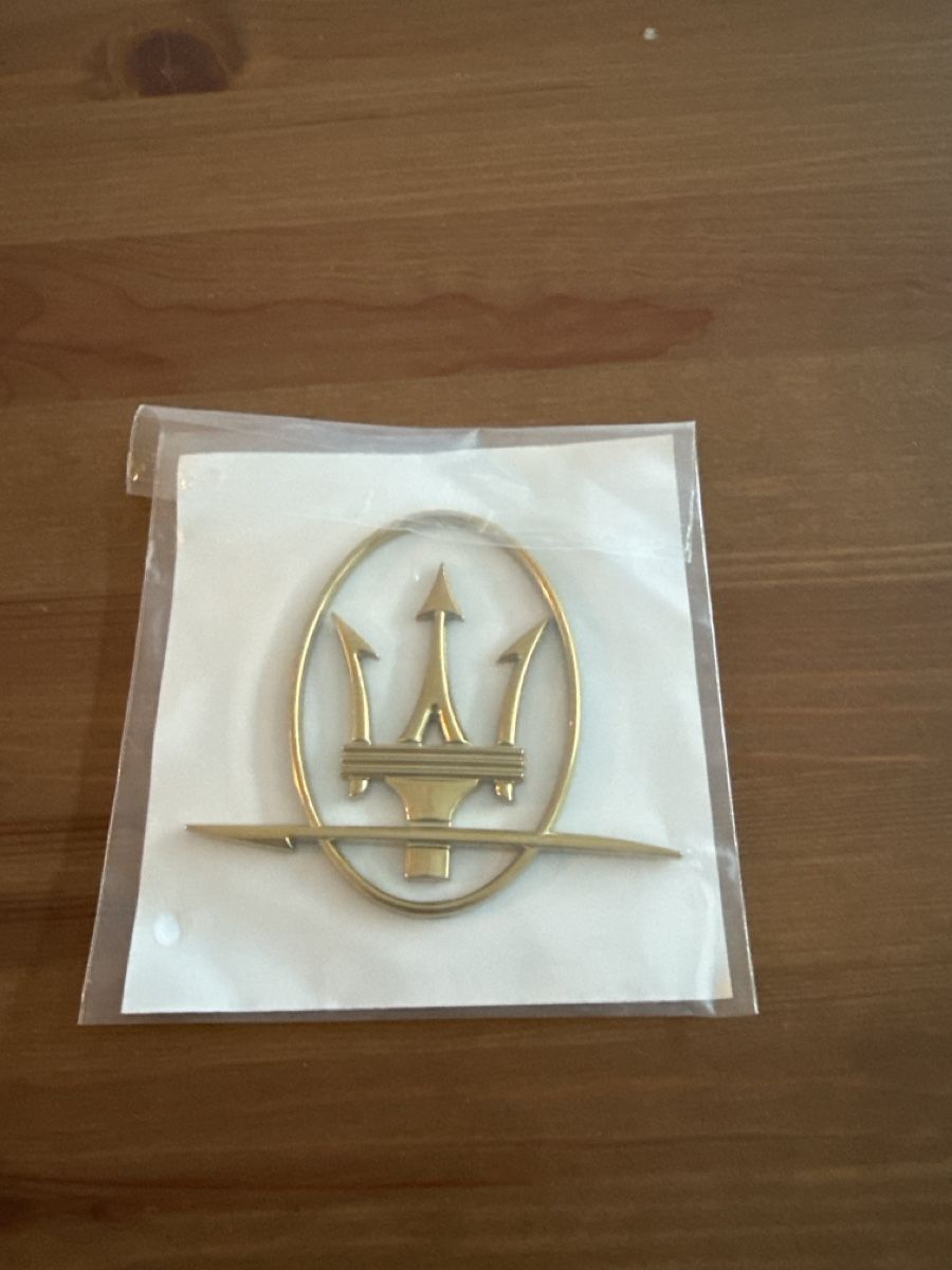 Maserati Tutti pezzi di ricambio auto: MASERATI LOGO GOLD AUTOGO – Nuovo e nell'imballaggio originale da Grenchen venduto da Leonardo29