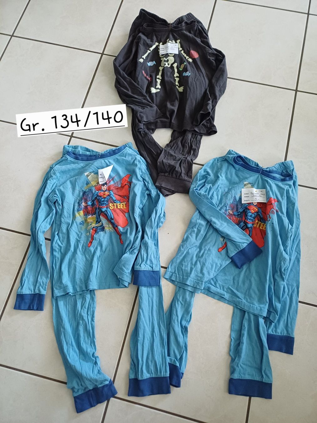 Pyjamas & Ähnliches: Pyjamas lang, dünn Gr. 134/140 – Gebraucht aus Dietwil von dari2008