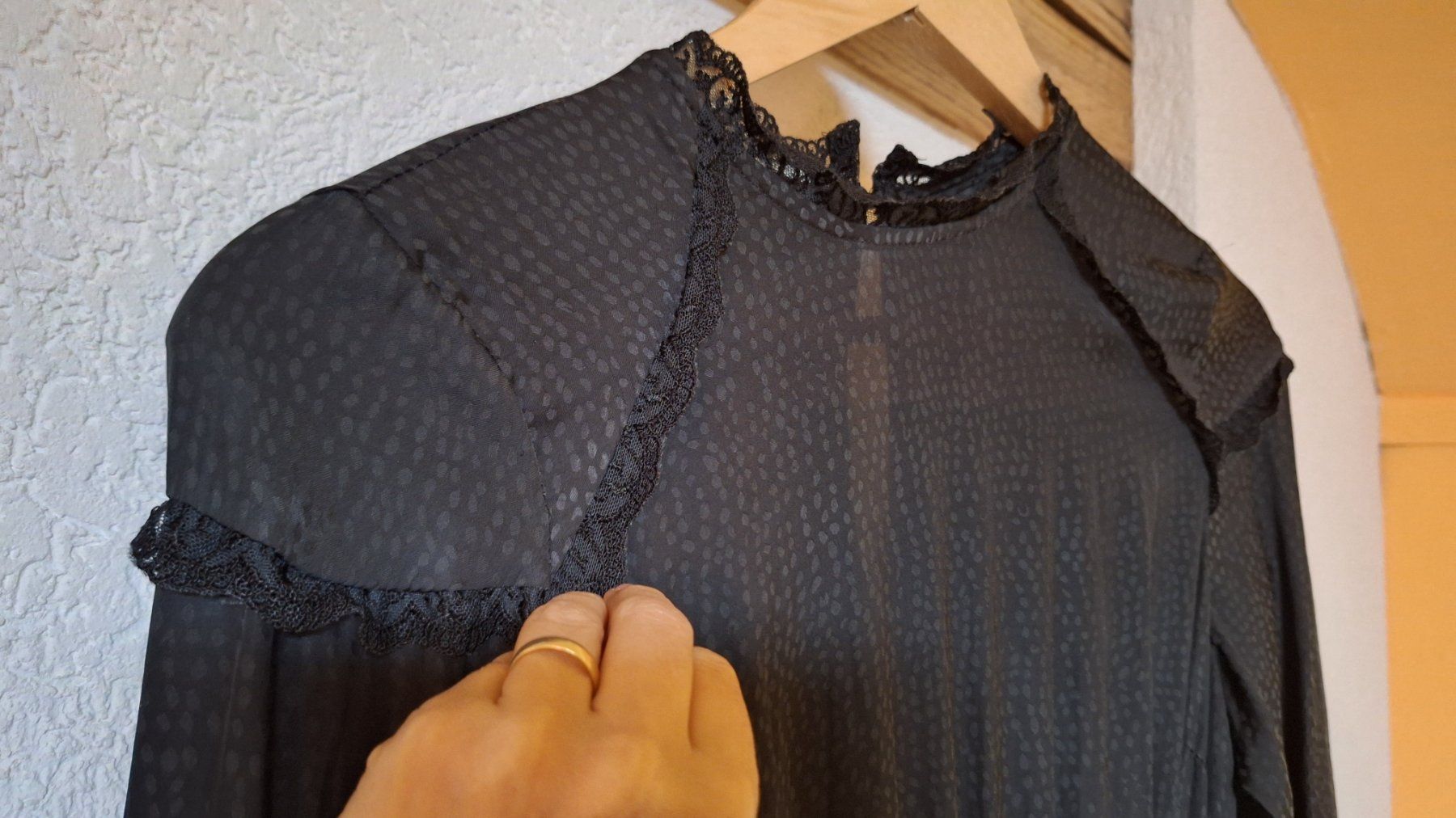 Vestiti: Schwarzes Kleid mit Spitzendetails Gr. 36 – Nuovo (secondo la descrizione) da Wichtrach venduto da Elenagonzi 5