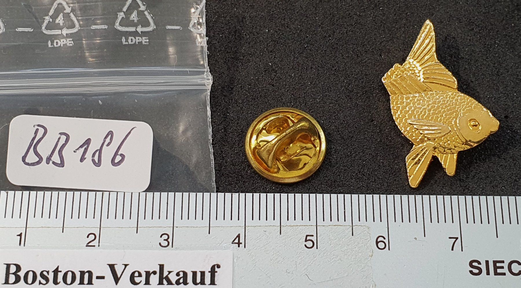 Placchette & Badge: BB186 - Pin Goldiger Fisch – Usato da Reinach BL venduto da Boston-Verkauf 1