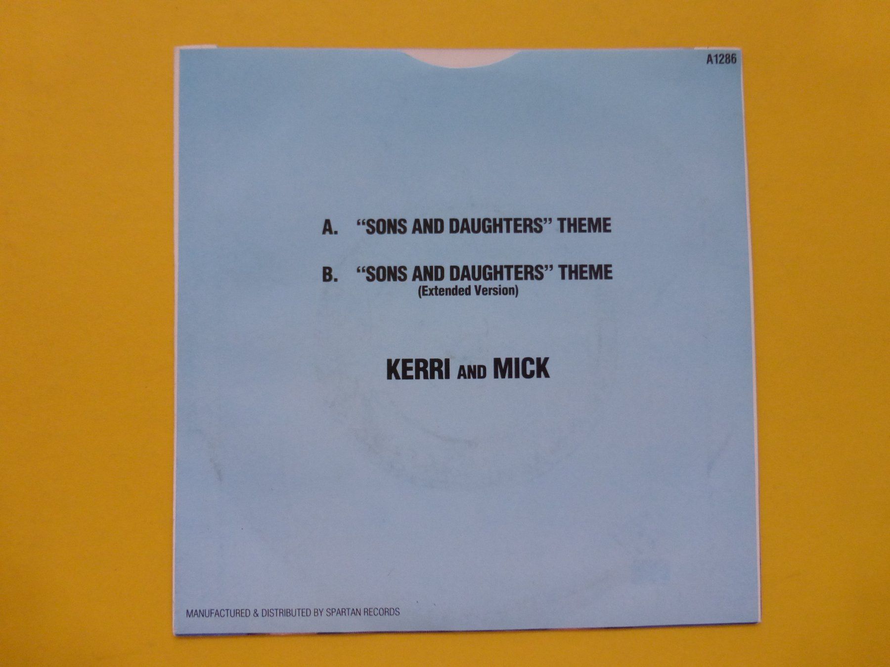 Dischi in vinile: Kerri & Mick – "Sons And Daughters" Theme – Usato da Zürich venduto da Swiss57 1