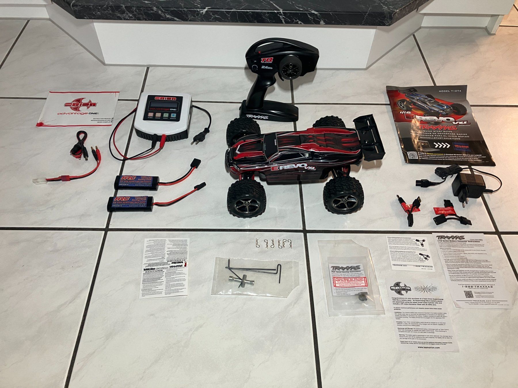 Traxxas RC Modellbau: Traxxas EREVO VXL 1/16 mit Ladegerät. – Gebraucht aus Abtwil AG von Swissraver