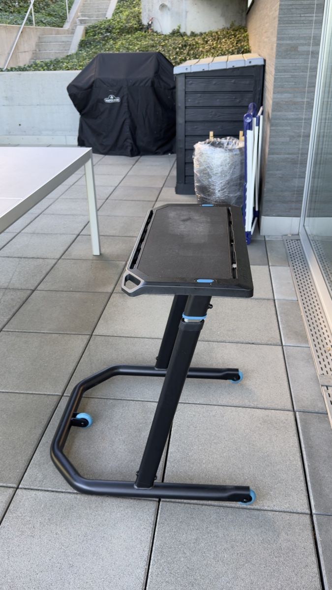 Wahoo Hometrainer: Wahoo KICKR Desk, table home trainer réglable – Gebraucht aus Lutry von Artbourbon 2