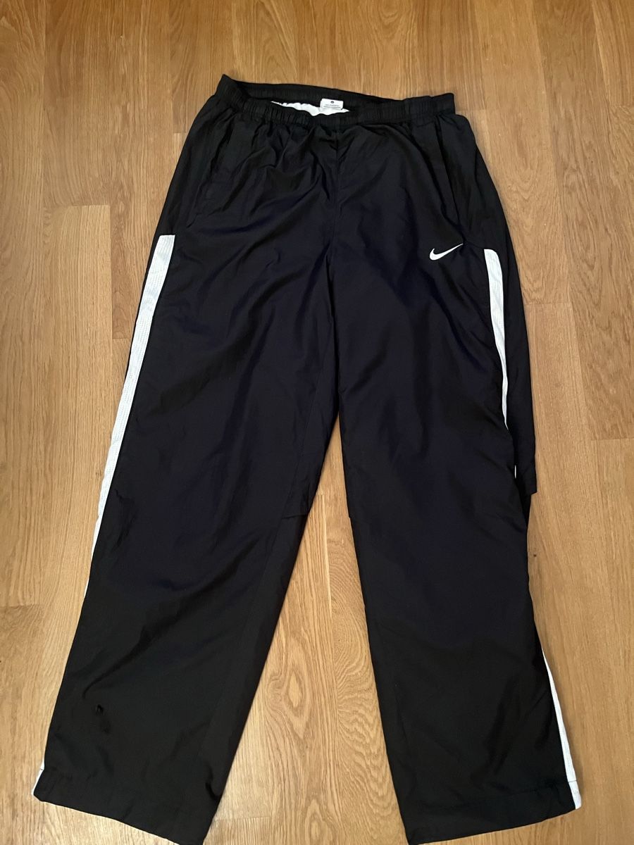 Nike Pantaloni: Nike Trainerhose Gr. L – Nuovo (secondo la descrizione) da Luzern venduto da lou_p8qb