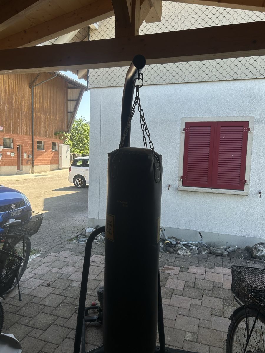 Sacs de frappe: Boxsack inkl. Ständer – D'occasion à Zuzwil par sam_gpb9 2