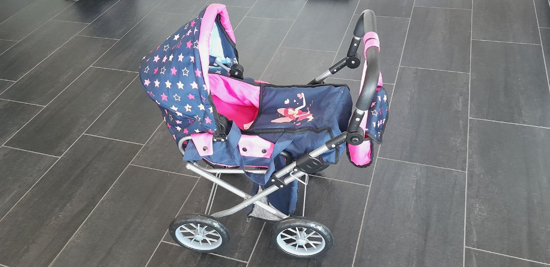 Carrozzine per bambole: Puppenwagen mit Zubehör – Usato da Steinmaur venduto da rhabarberbarbar