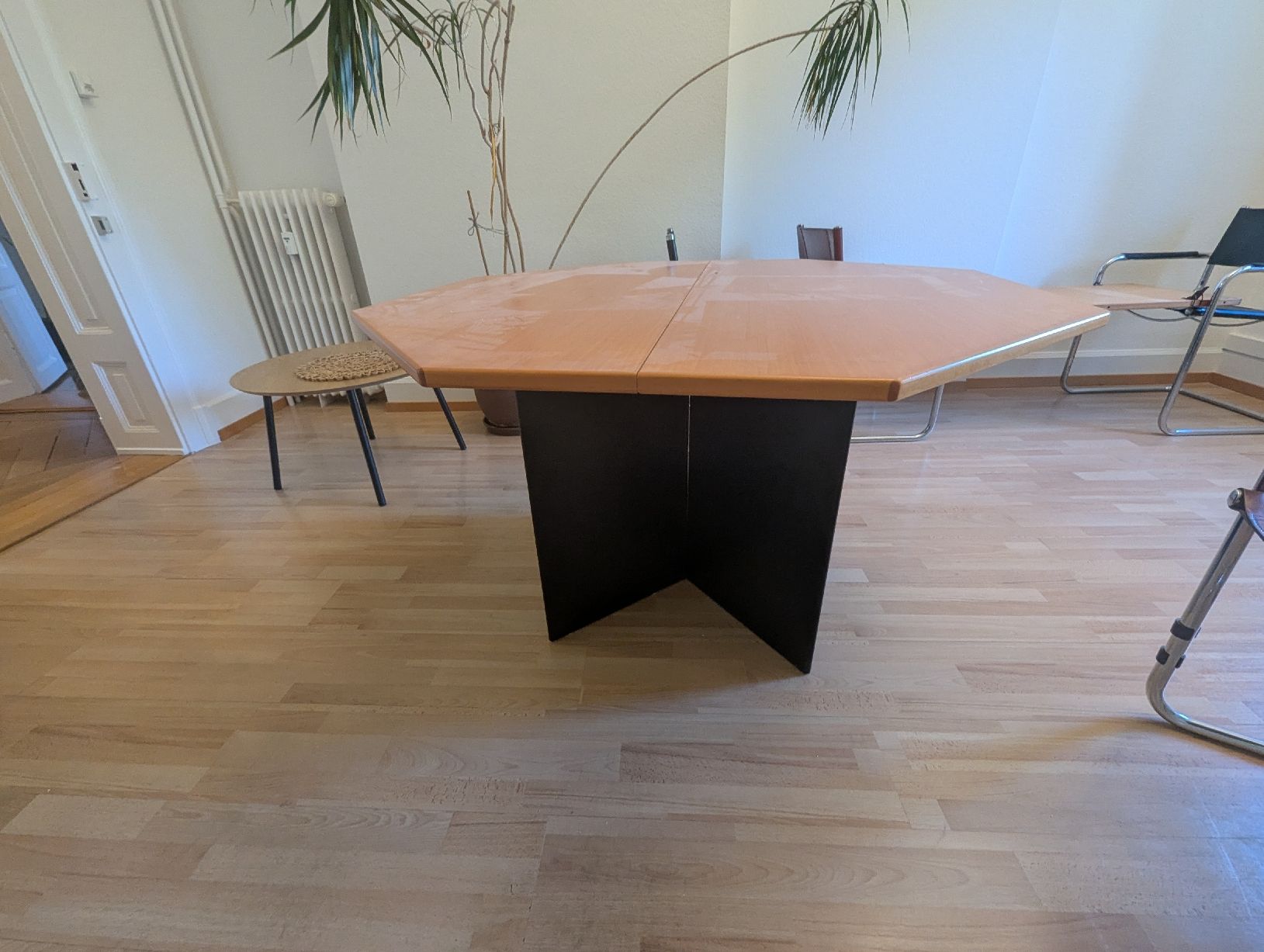 Set de table et chaises: Tisch und 4 Stühle  – D'occasion à St. Gallen par Leaj_spir 5
