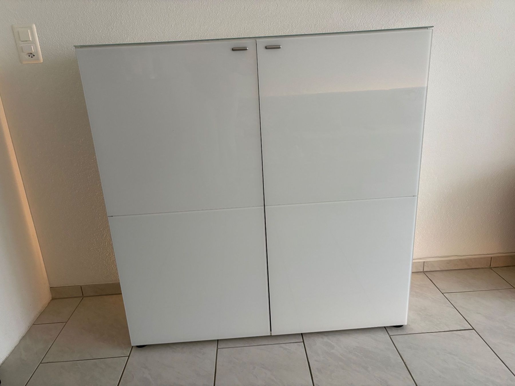 Commodes: Weisse Kommode, Oberfläche und Front aus Glas – D'occasion à Richterswil par 1cacique 2