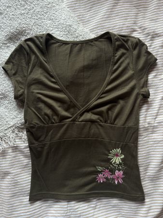 Olive Grünen Top mit floral embroidery Grösse S