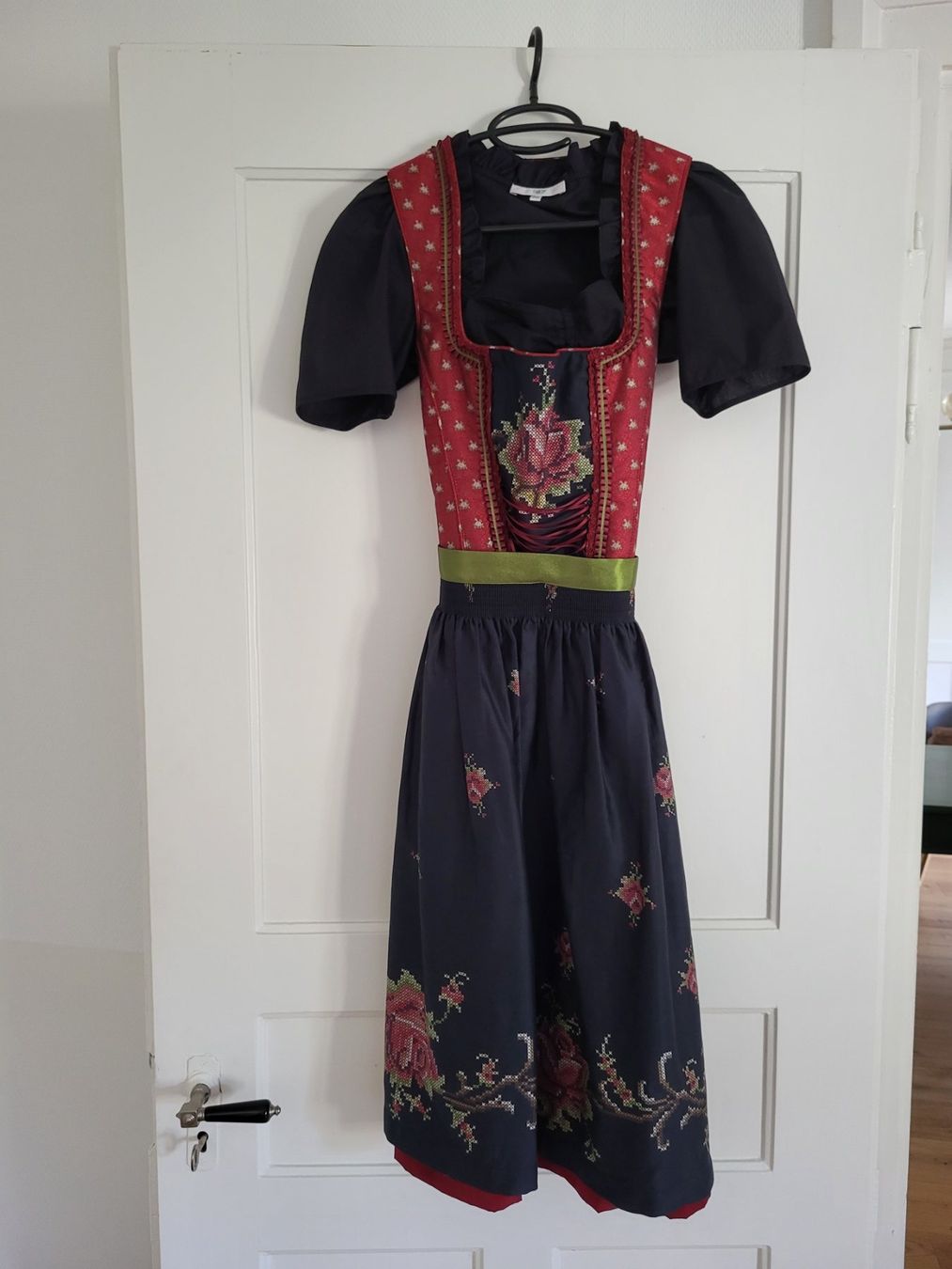 Vestiti: Dirndl mit schwarzer Bluse Gr. 36 – Usato da St.Gallen venduto da Einstein87