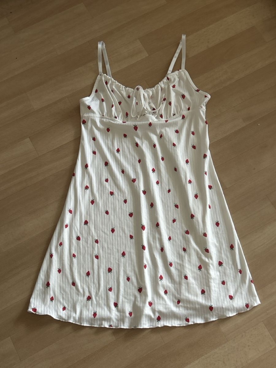 Shein Robes: Süsses Sommerkleid mit Erdbeeren, Grösse M – Neuf (Voir description) à Zürich par xeniiilou