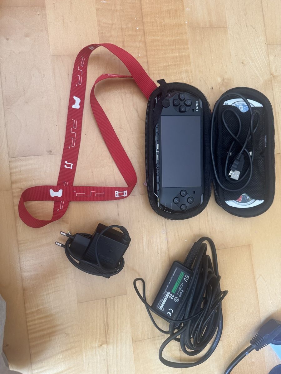 Sony Consoles: PSP Konsole, 2 Spiele, 2 Ladekabel – D'occasion à Bottenwil par NadjaP.