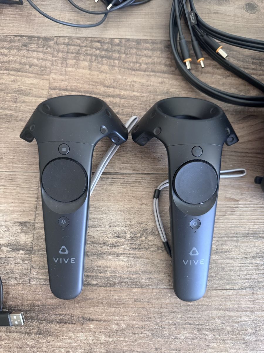 HTC VR Brille: HTC Vive VR Set – komplett mit 2 Controllern & 2 Basisstatio – Gebraucht aus Oberdiessbach von Seller1209348756 3