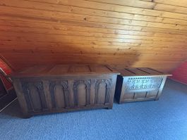 Deux coffres en bois massif sculpté 