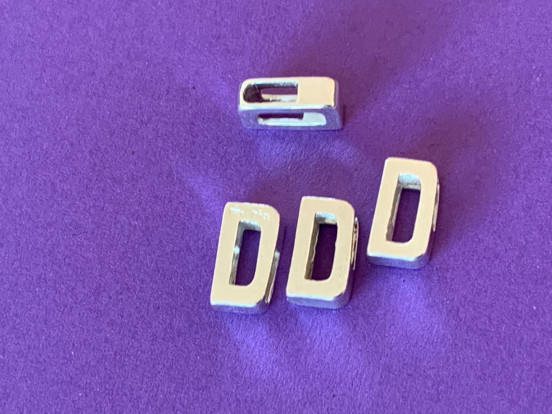 Ciondoli: Schmuckanhänger silber buchstaben D – Usato da Dittingen venduto da Bellevista