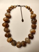 Gros collier de perles en agate beige