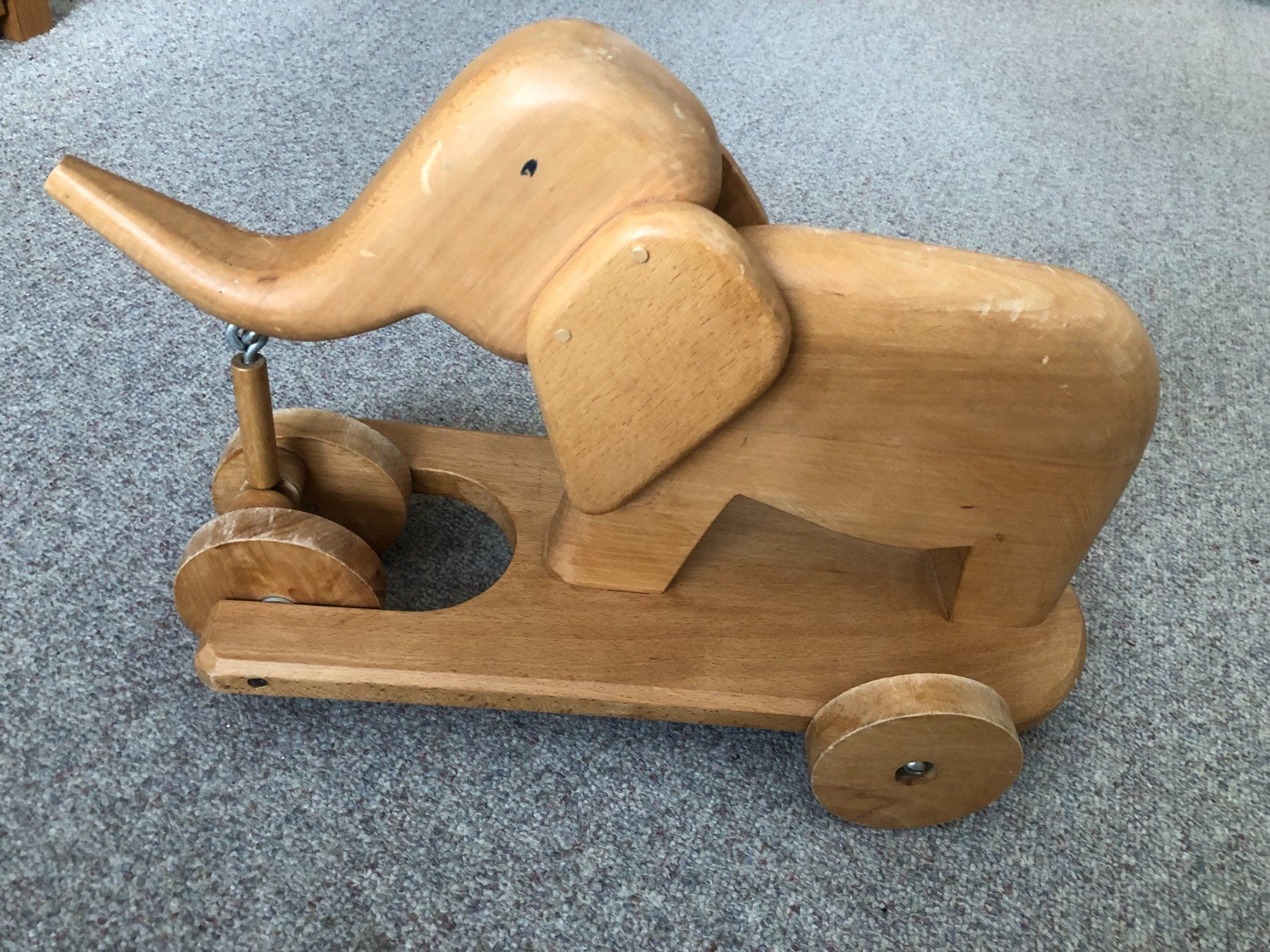 Statuette: Elefant auf Räder aus massivem Holz – Usato da Bassersdorf venduto da sammelfloh