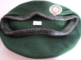 Schweizer Armee Béret in sehr schönem Zustand mit Emblem
