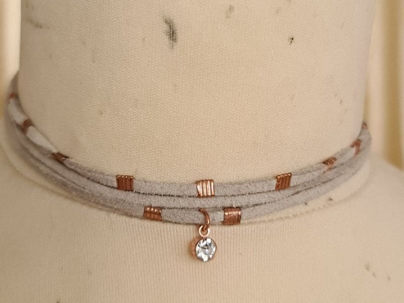 Ketten: Collier imitation daim 3 lanières neuf – Neu (gemäss Beschreibung) aus Genève von Saleena