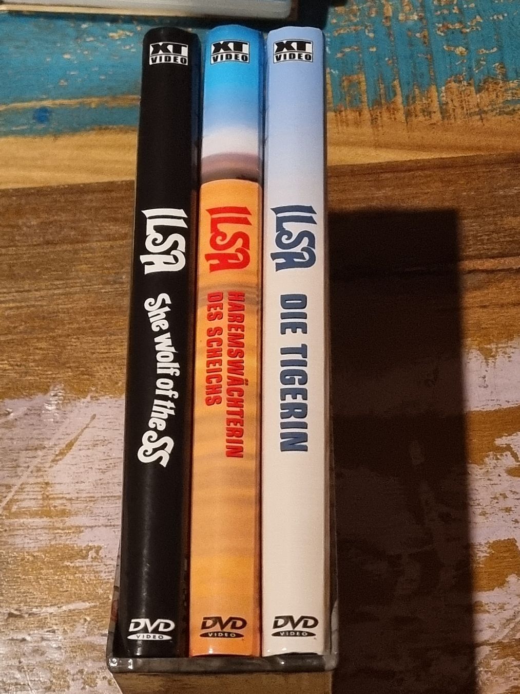 Tutti i DVDs: Ilsa - Trilogie, 3x DVD Erotik Exploitation  grosse Hartbox – Usato da Winterthur venduto da Belzarek 1