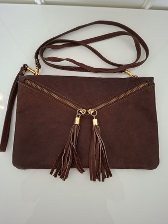 Pochette en cuir marron à bandoulière – pompons