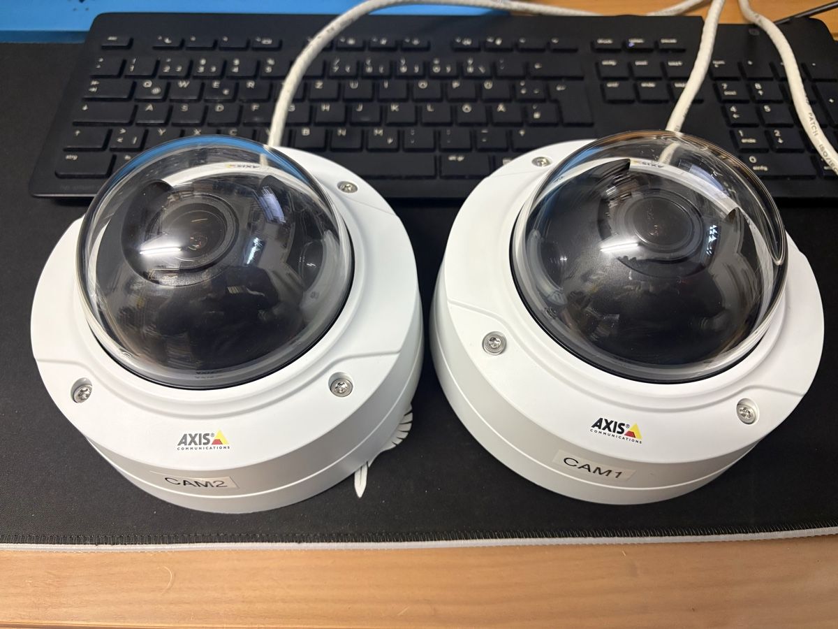 Axis Webcam: Axis IP Dome Cameras with Network Switch and Computer – Usato da Riehen venduto da giraldo01