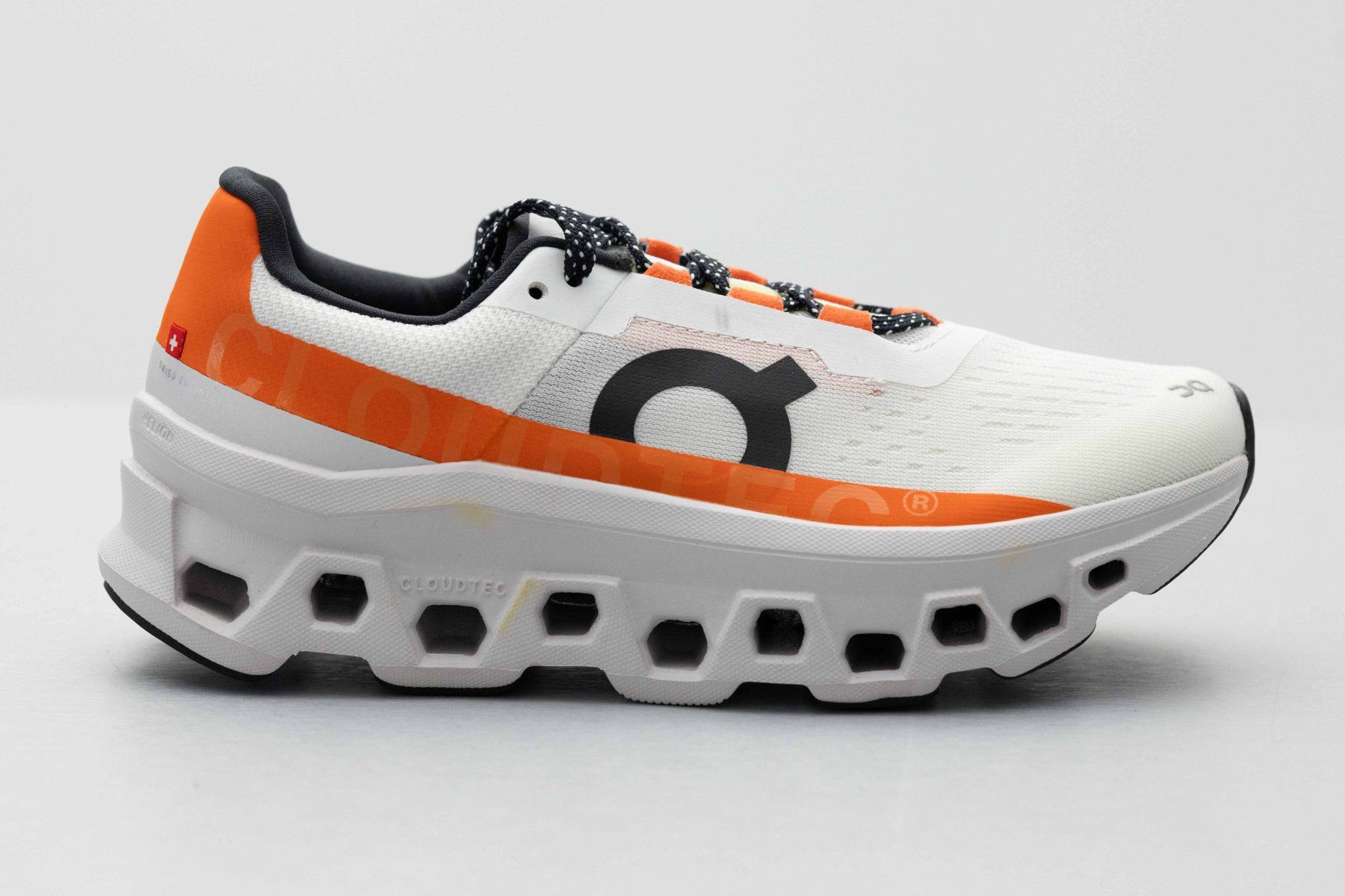 On Scarpe da uomo: On Cloudmonster White & Orange Sneakers Size EU 37 – Usato da Zürich venduto da car_8ggm