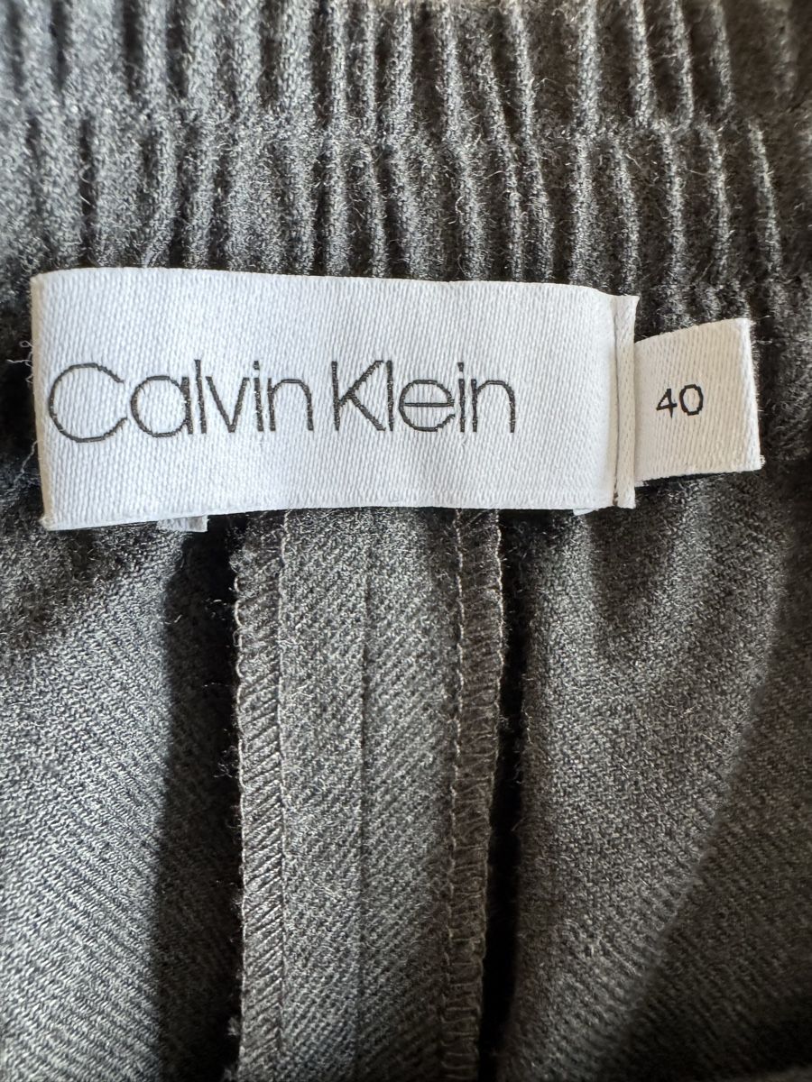 Calvin Klein Pantaloni: Pantalon Calvin Klein gris, taille 40 – Nuovo (secondo la descrizione) da Morges venduto da sandy069 3