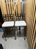 2 Barhocker aus Metall, mit Kissenbezug
