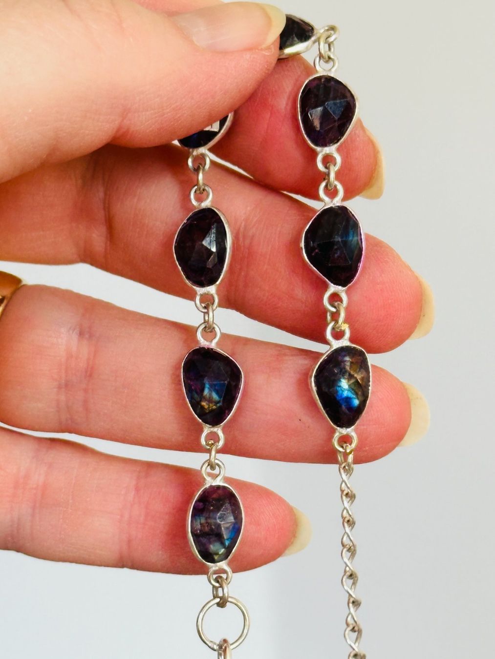 Bracciali & Braccialetti: Handmade Bracelet  Red Flash Labradorite – Nuovo e nell'imballaggio originale da Genève venduto da AGBERG 1
