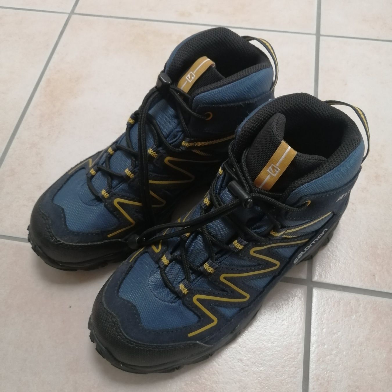 Salomon Scarpe da uomo: Salomon Schuhe fest Gr 35 – Usato da Henau venduto da AXAA