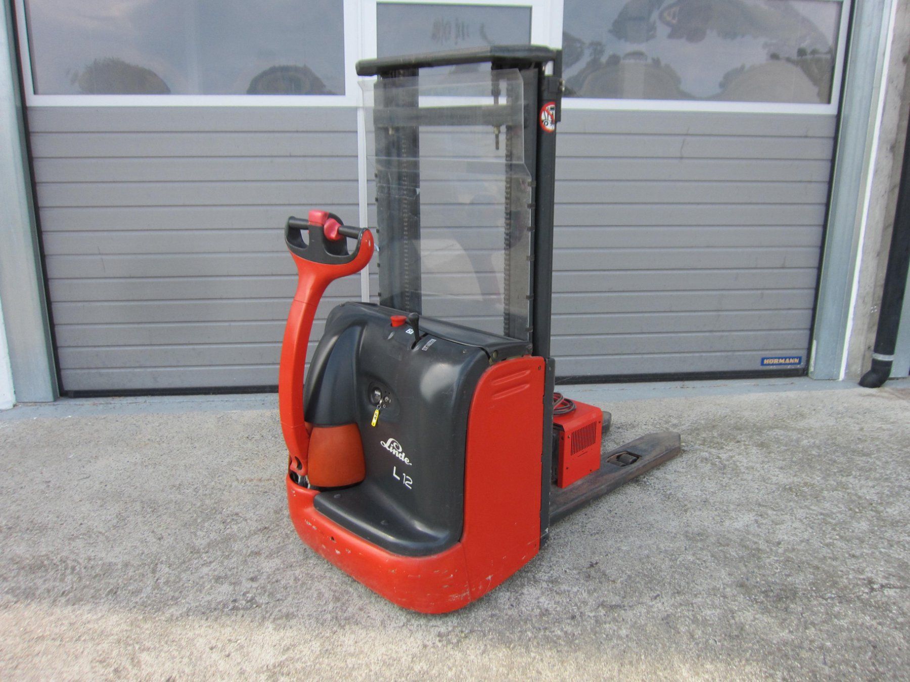Linde Gabelstapler & Hubwagen: Ameise, Deichsel-Stapler LINDE, max. 1200kg, max 2.40m – Gebraucht aus Hämikon von Hochstapler99