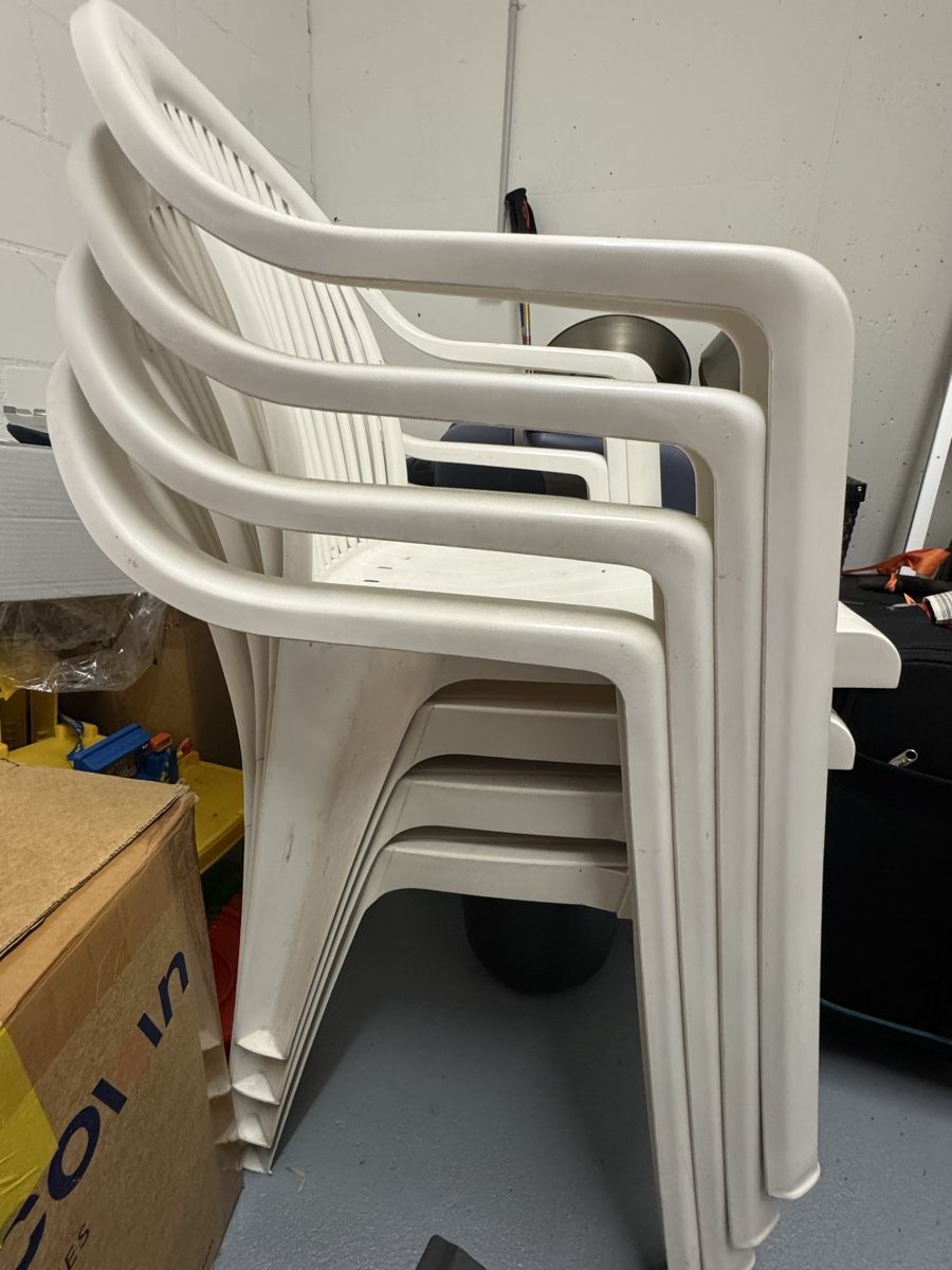 Stühle: Plastikstühle. – Gebraucht aus Binningen von ale_8zmb
