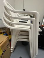 Plastikstühle.