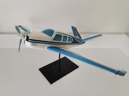 Maquette avion de tourisme Beechcraft Bonanza bois et métal