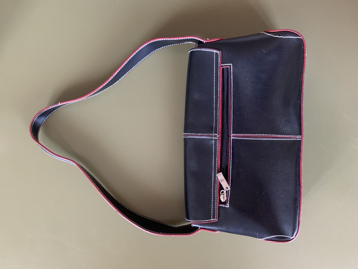 Borse da donna: Schwarz/rote Handtasche – Nuovo (secondo la descrizione) da Bern venduto da serafinaw 1