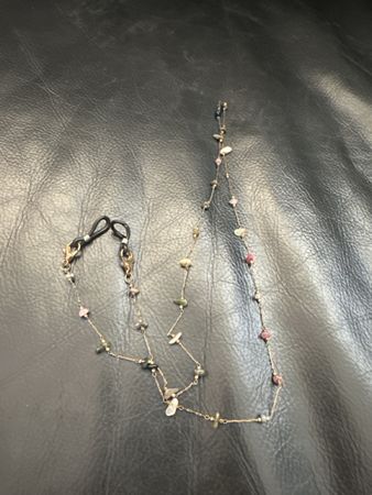 Brillenband mit Steinen und Karabinern neu