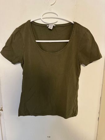 Olivfarbenes T-Shirt von Amisu (S)